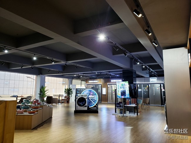 據(jù)說這是全國第一家?guī)ЭХ瑞^的三星全產(chǎn)品體驗(yàn)店哦