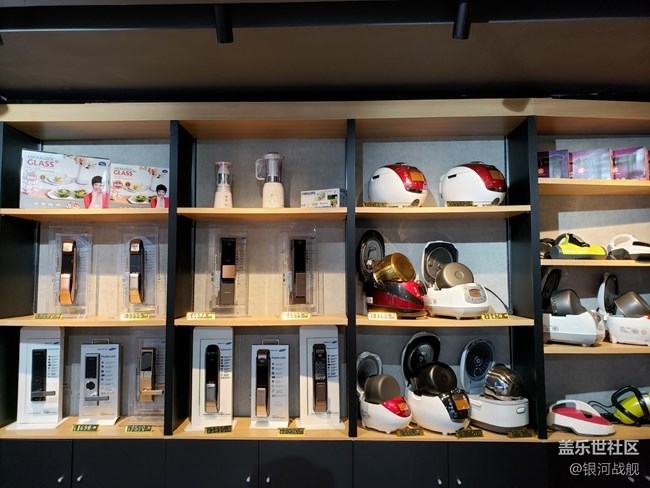 據(jù)說這是全國第一家?guī)ЭХ瑞^的三星全產(chǎn)品體驗(yàn)店哦