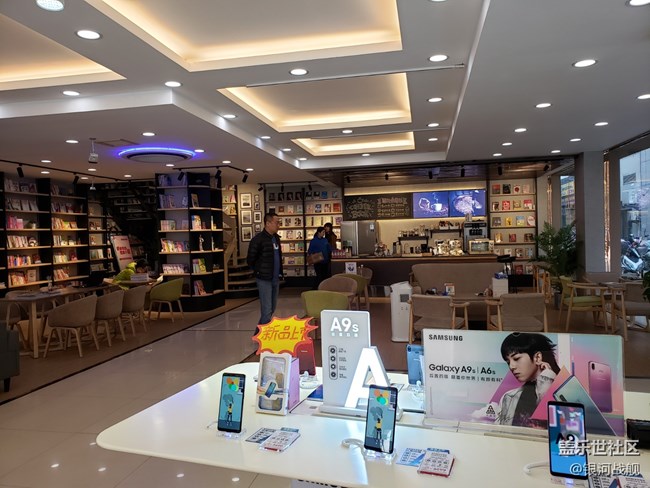 據(jù)說這是全國第一家?guī)ЭХ瑞^的三星全產(chǎn)品體驗(yàn)店哦