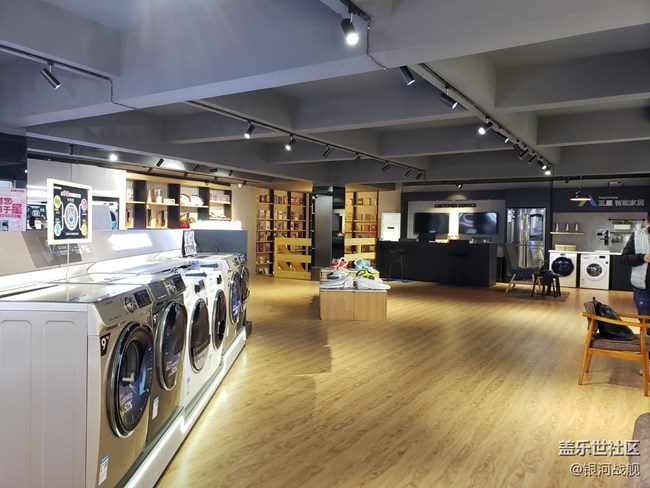 據(jù)說這是全國第一家?guī)ЭХ瑞^的三星全產(chǎn)品體驗(yàn)店哦