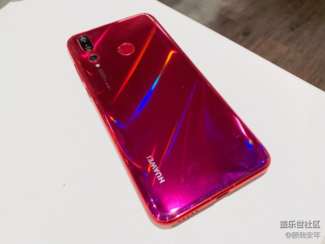 三星A8s與華為Nova4 在開孔之巔誰更勝一籌？(外觀篇)