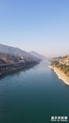 寶鼎大橋上同一個位置拍攝東、西兩個方向明顯不一樣