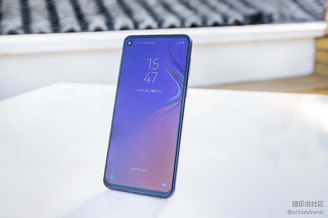 黑瞳全視屏+極致手感，三星Galaxy A8s真機上手體驗