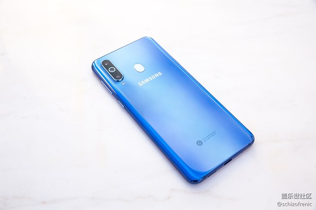 黑瞳全視屏+極致手感，三星Galaxy A8s真機上手體驗