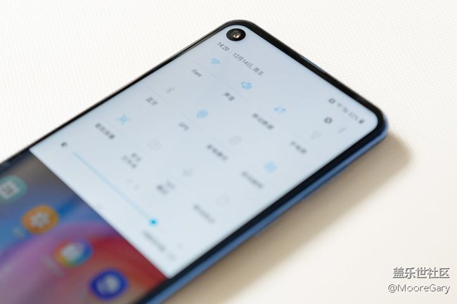 細節(jié)成就“黑瞳全視屏”，三星Galaxy A8s上手體驗