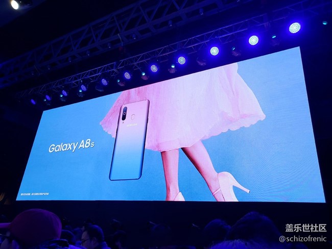 黑瞳全視屏+極致手感，三星Galaxy A8s真機上手體驗