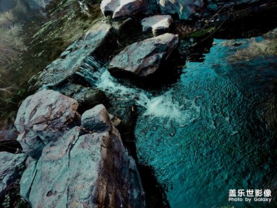 春色三分，二分塵土，一分流水。