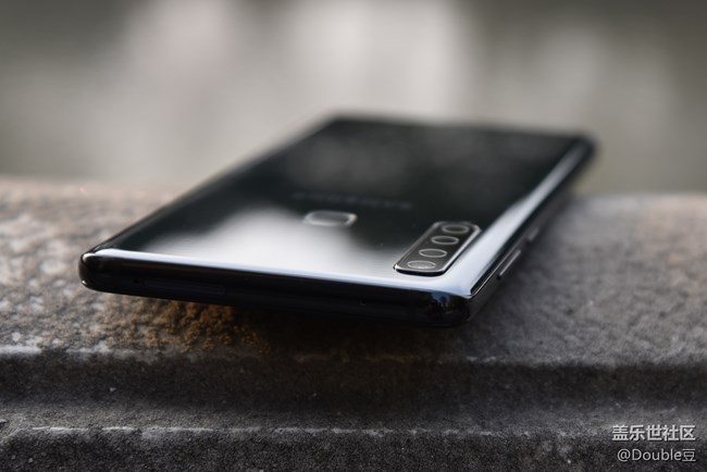 攝像頭多就是了不起！首款后置四攝手機(jī)三星A9s外觀鑒析