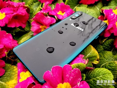 Galaxy A8s極光黑實(shí)拍