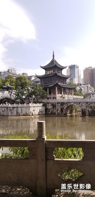 去甲秀樓看看。