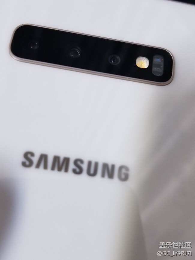 剛剛收到，每次打開相機(jī)手機(jī)中間攝影頭都會有聲音并自動變化