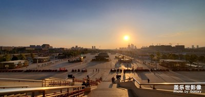 昆明南站廣場(chǎng)的傍晚