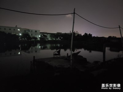 水是靜波平，卻有蛙聲聞。一椅空無人，只見城市光