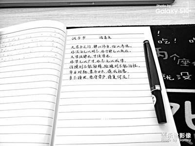 收拾辦公桌咯。。。