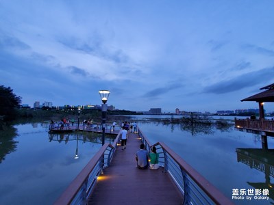 漫步湖邊公園