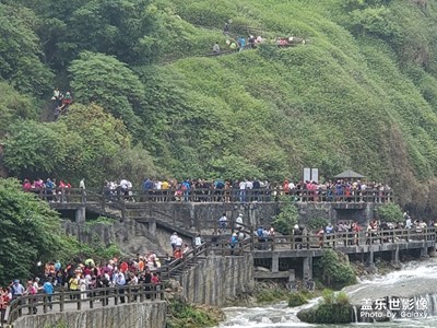 看大瀑布的人們