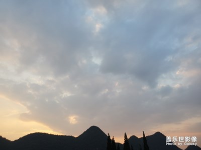 太陽(yáng)下山了