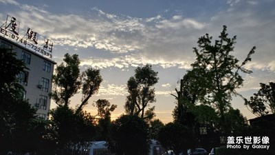 夕陽(yáng)、樹(shù)、小村莊…