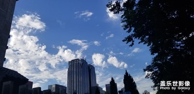 加班途中，隨手拍天上的云