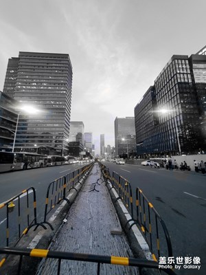 昨晚下班的時(shí)候又不走斑馬線過馬路