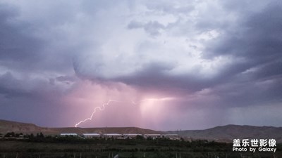 一道金光劃破天空??