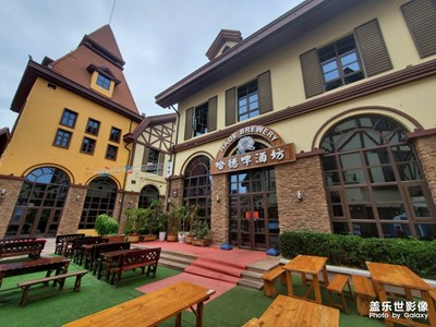 臺風(fēng)中的青島金沙灘啤酒城