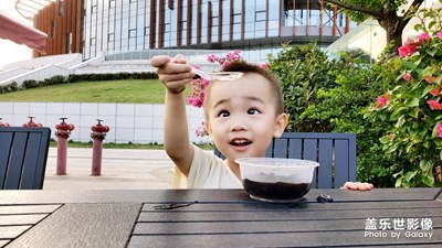 倆個(gè)人吃冰涼粉好開心