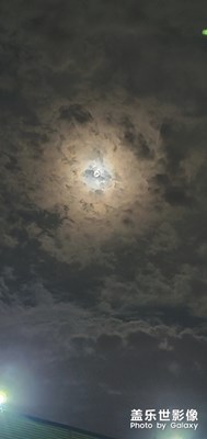 今晚的月亮不開心