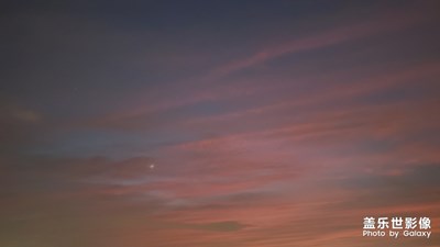 晚霞滿天，一片又一片的火燒云，把天空織成美麗的錦緞，真是