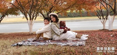 楓樹(shù)林中擺拍