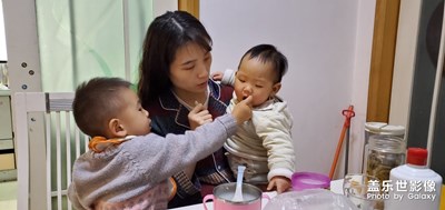 兄妹相互攙扶照顧戰(zhàn)疫情，共度非常時(shí)期!