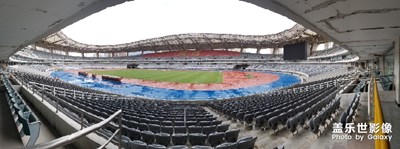 八萬(wàn)人體育場(chǎng)