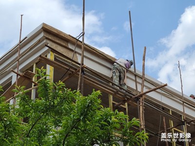 工人們忙碌著施工