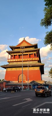 晴空萬(wàn)里 金色鼓樓