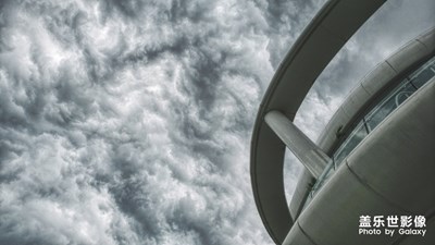 看著世界，淋著雨……