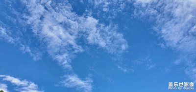 夏日藍藍的天空  白白的云朵