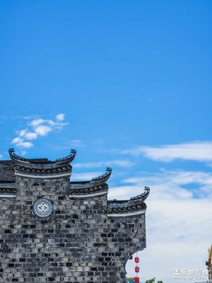 碧藍(lán)天空下遇到古鎮(zhèn)