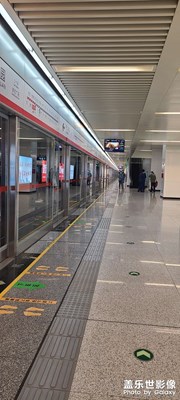 中午的地鐵沒啥人