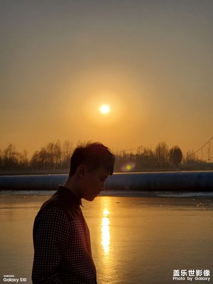 你背光的輪廓就像剪影一樣