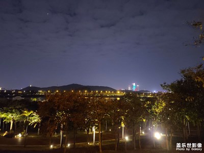 夜風(fēng)凜凜。