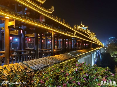 夜色深沉，霓虹耀眼