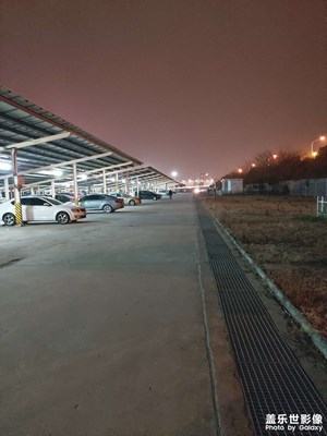 午夜的大眾汽車廠的員工停車場(chǎng)