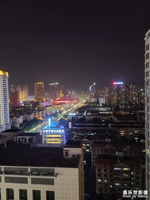 看車來(lái)車往，時(shí)間每分每秒都在流逝。