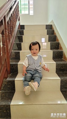 小妮會(huì)爬樓梯了