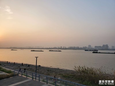 江邊風(fēng)光