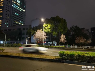 漫步細(xì)雨中