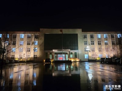 夜晚隨拍，對(duì)強(qiáng)光控制需要加強(qiáng)。