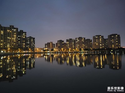 不與湖光爭晚皎