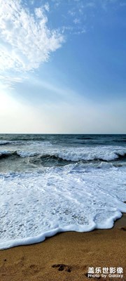 棚外誰(shuí)家不系船，海風(fēng)吹醒雙月灣。