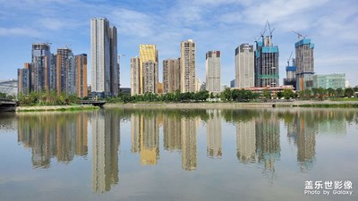 感受家周?chē)淖兓?，今天天氣這么好，順著河邊走一走